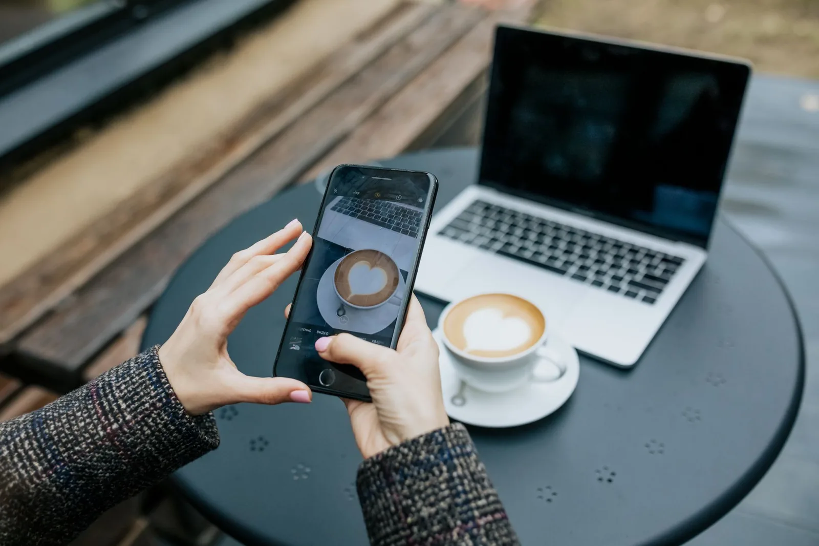 Konobar koristi mobilni telefon kao fiskalnu kasu za naplatu u modernom kafiću