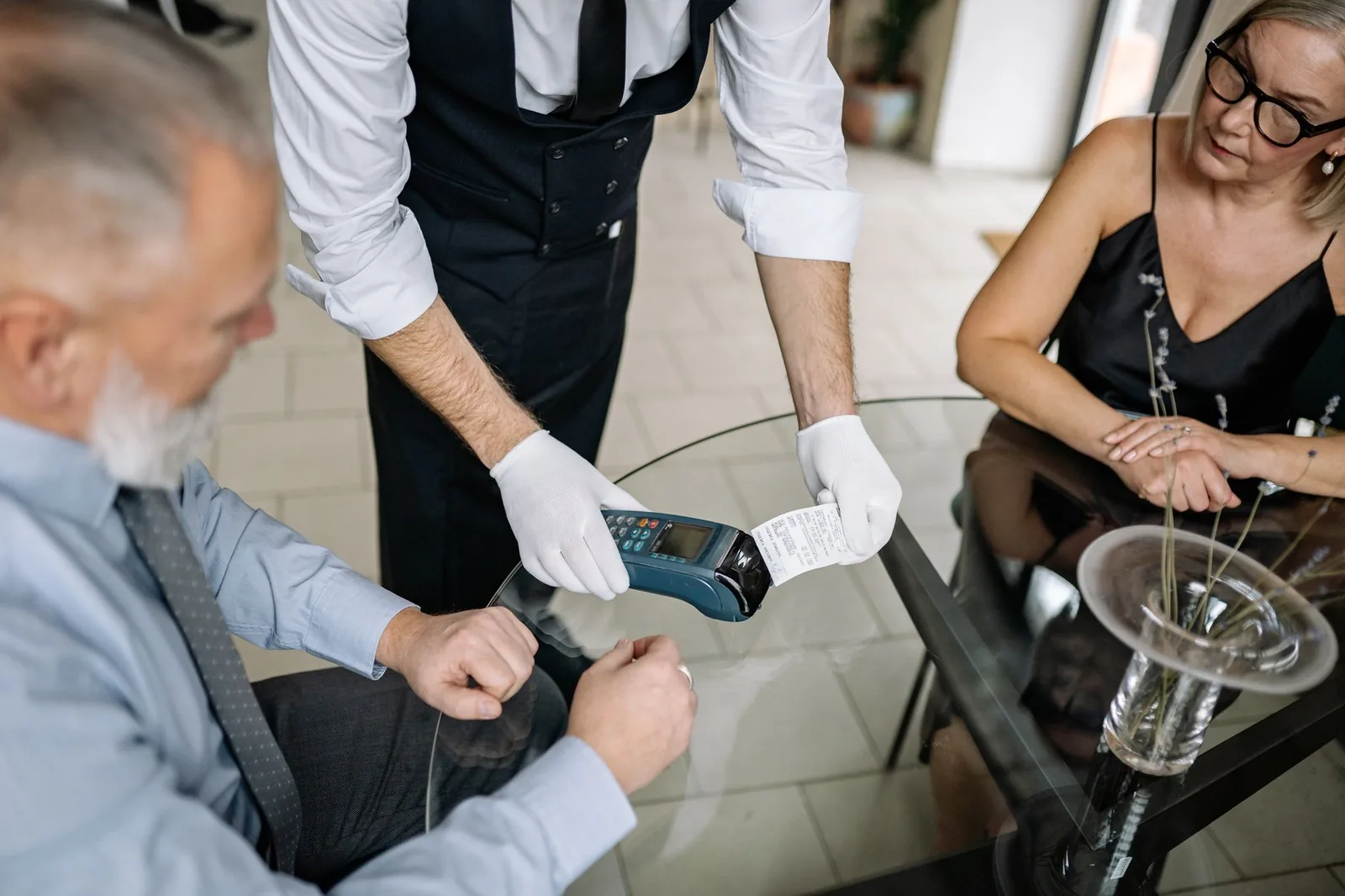 Gost plaća beskontaktno karticom na šanku – instant plaćanja u ugostiteljstvu