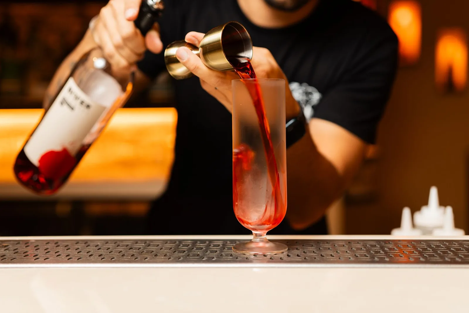 Barmen priprema koktel za gostom u baru dok tim promoviše odgovorno konzumiranje alkohola