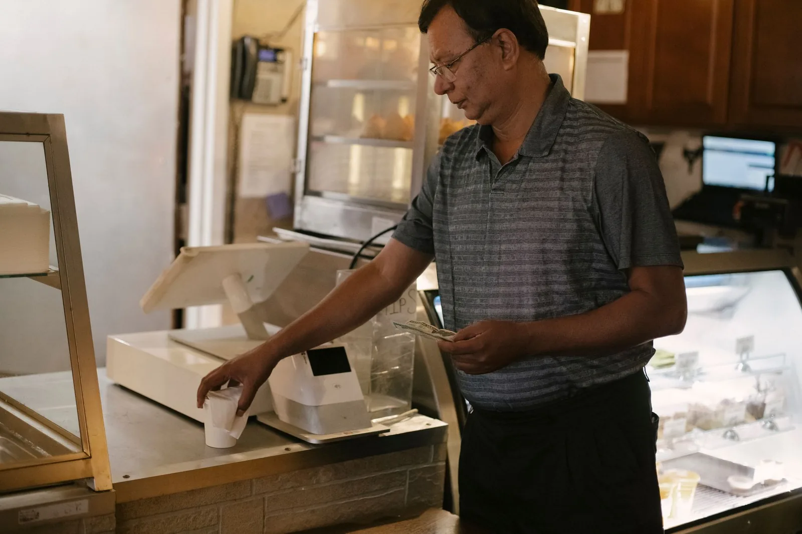 Barista za kasom u kafiću ilustruje rast lanca Kafeterija i Eddy’s