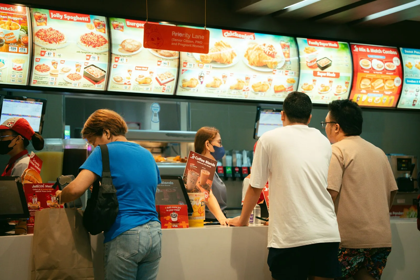 Šalter brze hrane sa kasom i menijem kao inspiracija za male lokale koji uče od McDonald's-a