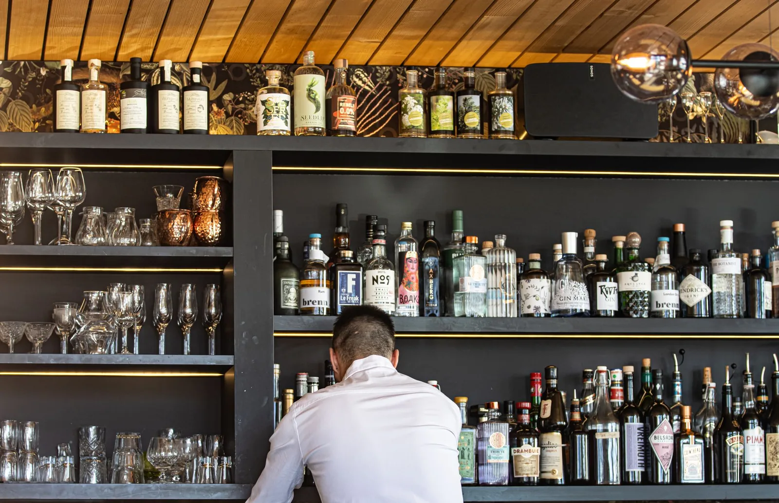 Boce tajvanskog viskija na back baru restorana kao deo pažljivo osmišljenog menija pića