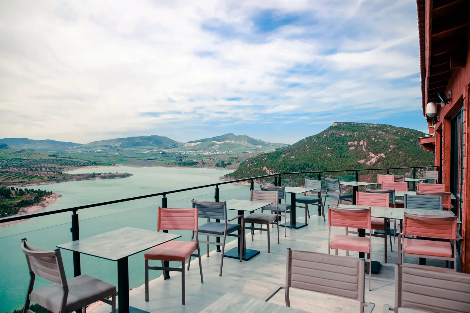 Terasa restorana na Zlatiboru puna gostiju tokom letnjeg špica kao izazov za lokalne ugostitelje
